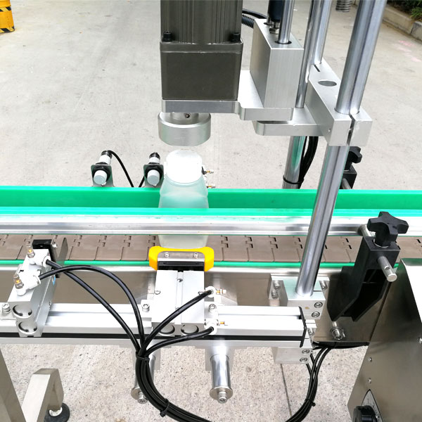 在線式飲料瓶旋蓋機-液體生產線專用旋蓋設備細節展示 在線式飲料瓶旋蓋機-液體生產線專用旋蓋設備細節展示